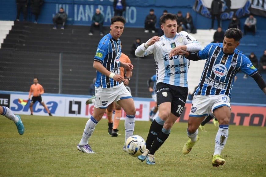 Martiniano Moreno pelea para llevarse la pelota.