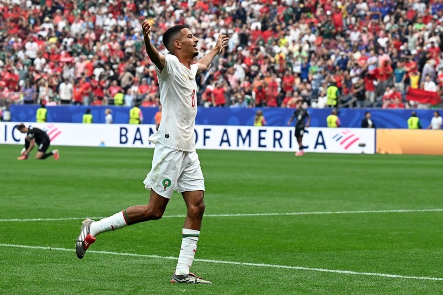 (260704) -- HOUSTON, 4 julio, 2026 (Xinhua) -- El jugador Azzedine Ounahi, de Marruecos, festeja su anotación durante el partido de octavos de final de la Copa Mundial de la FIFA 2026 ante Canadá, celebrado en el Estadio Houston, en Houston, Estados Unidos, el 4 de julio de 2026. (Xinhua/Xiao Yijiu) (rtg) (vf)