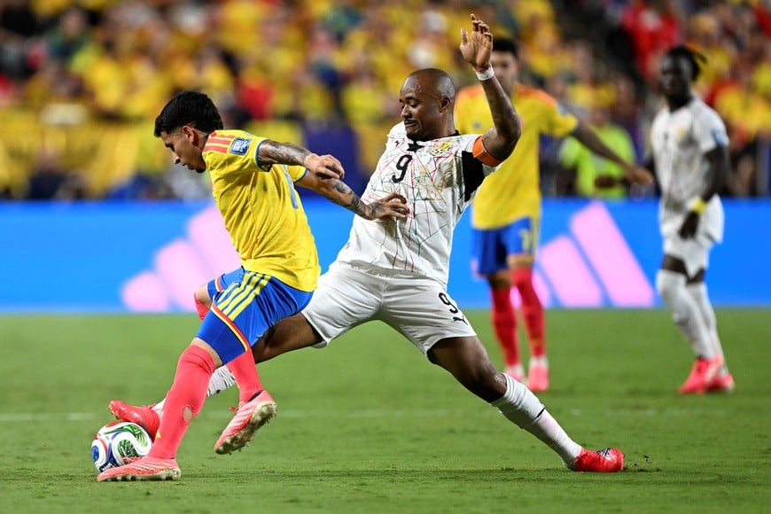 (260704) -- KANSAS CITY, 4 julio, 2026 (Xinhua) -- Imagen del 3 de julio de 2026 del jugador Gustavo Puerta (i), de Colombia, disputando el balón con Jordan Ayew (d), de Ghana, durante el partido de dieciseisavos de final de la Copa Mundial de la FIFA 2026, celebrado en el Estadio Kansas City, en Kansas City, Estados Unidos. (Xinhua/Cheng Min) (rtg) (vf)