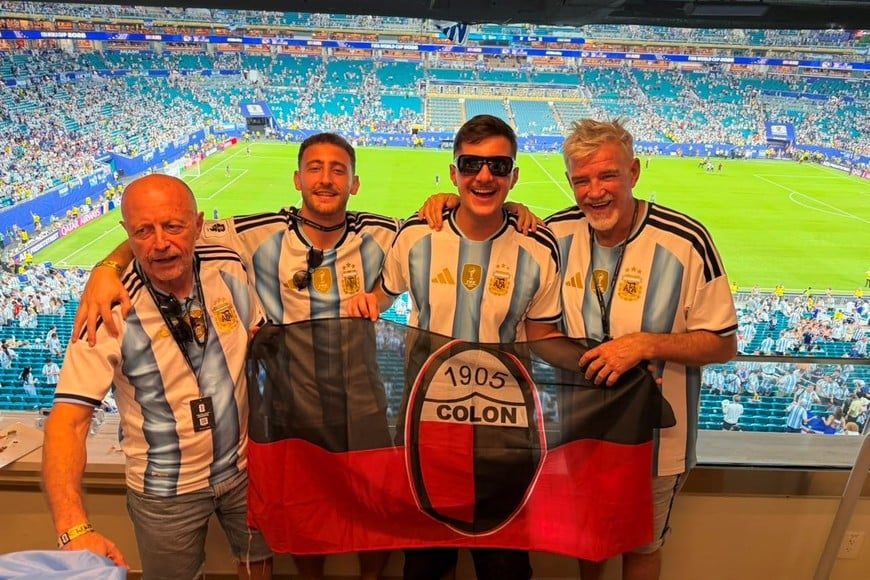 Quique Ariotti, ex presideente de Colón y su amigo César Abba, de Productos Agro Ganaderos, en el Hard Rock con sus hijos