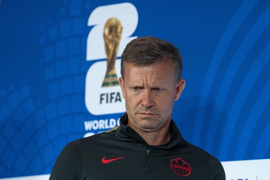 (260704) -- HOUSTON, 4 julio, 2026 (Xinhua) -- Imagen del 3 de julio de 2026 de Jesse Marsch, director técnico de Canadá, llegando a una conferencia de prensa previa al partido de octavos de final de la Copa Mundial de la FIFA 2026 ante Marruecos, en Houston, Estados Unidos. (Xinhua/Xiao Yijiu) (jg) (ra) (vf)