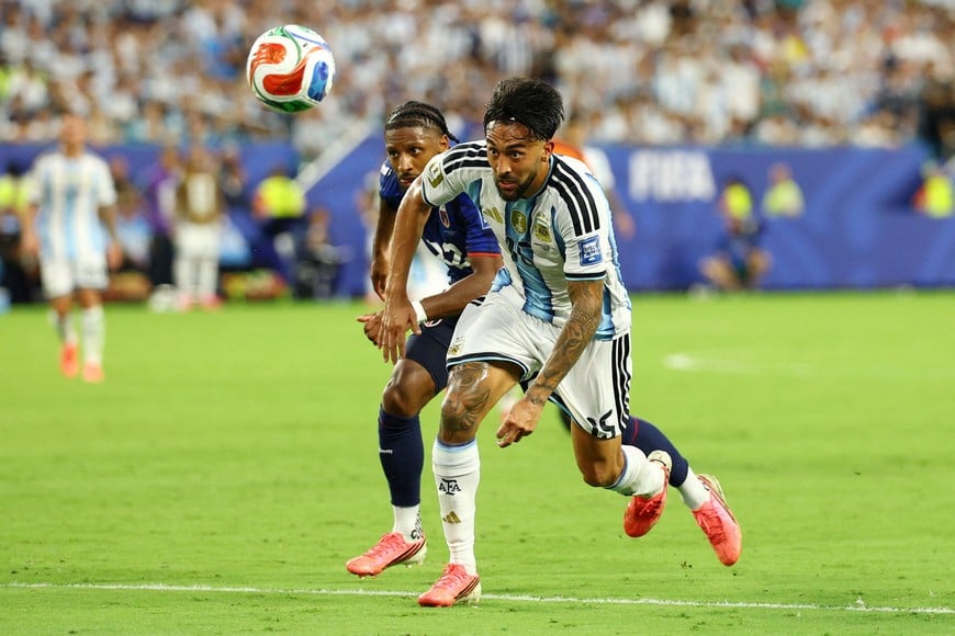 Soccer Football - FIFA World Cup 2026 - Round of 32 - Argentina v Cape Verde - Miami Stadium, Miami Gardens, Florida, U.S. - July 3, 2026
Argentina's Nicolas Gonzalez in action with Cape Verde's Steven Moreira IMAGN IMAGES via Reuters/Nathan Ray Seebeck