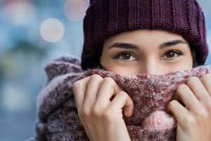 Vestir por capas ayuda a conservar mejor el calor durante el invierno.