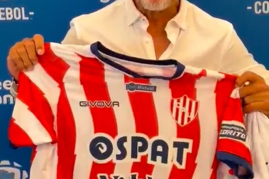 El reconquistense Gabriel Omar Batistuta, otra de las leyendas que recibió la camiseta de Unión que le regaló Nery Pumpido