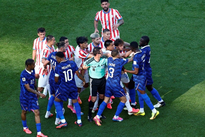 Soccer Football - FIFA World Cup 2026 - Round of 16 - Paraguay v France - Philadelphia Stadium, Philadelphia, Pennsylvania, U.S. - July 4, 2026
France's Ousmane Dembele clashes with Paraguay players after Andres Cubas fouls Kylian Mbappe REUTERS/Jeenah Moon
