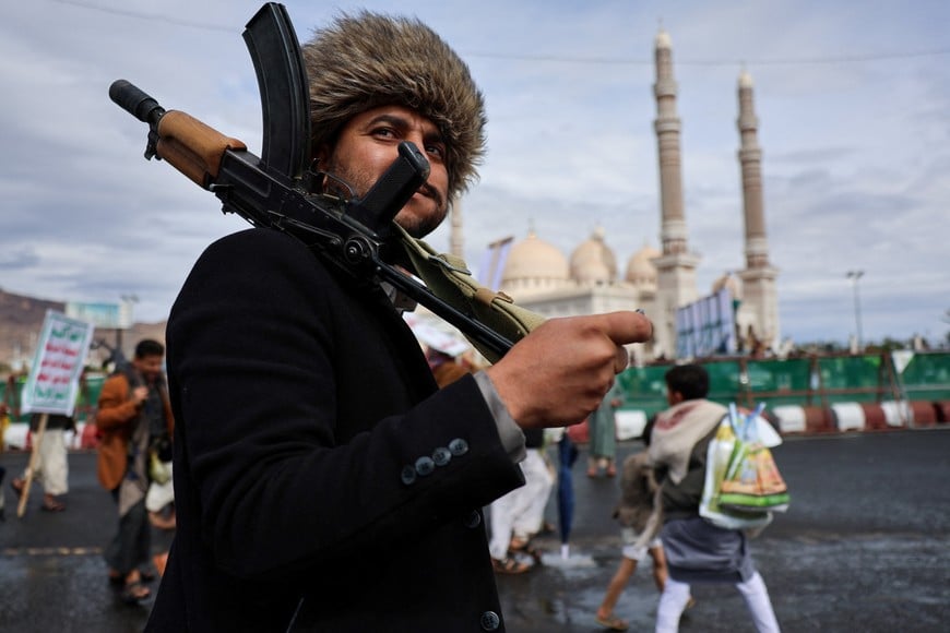A man holding a weapon looks on during a demonstration of Houthi supporters in solidarity with Iran, as the U.S.-Israeli conflict with Iran continues, in Sanaa, Yemen, March 27, 2026. REUTERS/Khaled Abdullah TPX IMAGES OF THE DAY