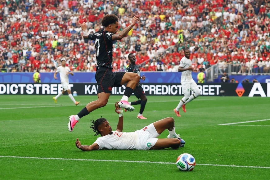 Soccer Football - FIFA World Cup 2026 - Round of 16 - Canada v Morocco - Houston Stadium, Houston, Texas, U.S. - July 4, 2026
Canada's Tajon Buchanan in action with Morocco's Redouane Halhal REUTERS/Hannah Mckay