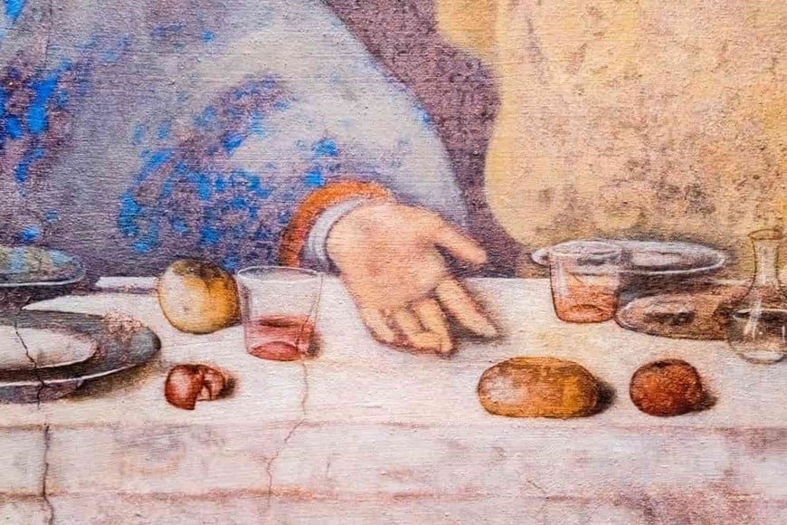 La magra comida de "La última cena" de Jesús y sus discípulos, según Leonardo da Vinci. En el vaso, restos de vino tinto, seguramente con su dosis de agua, pocos panecillos y de comida anguilas asadas servidas con rodajas de naranja.