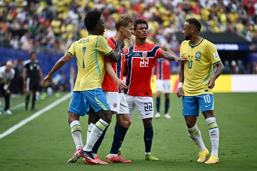 Soccer Football - FIFA World Cup 2026 - Round of 16 - Brazil v Norway - New York New Jersey Stadium, East Rutherford, New Jersey, U.S. - July 5, 2026
Norway's Martin Odegaard clashes with Brazil's Neymar Jr. REUTERS/Dylan Martinez