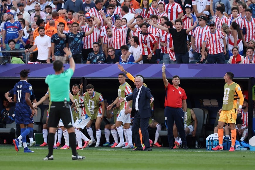 Soccer Football - FIFA World Cup 2026 - Round of 16 - Paraguay v France - Philadelphia Stadium, Philadelphia, Pennsylvania, U.S. - July 4, 2026
Paraguay coach Gustavo Alfaro reacts IMAGN IMAGES via Reuters/Bill Streicher