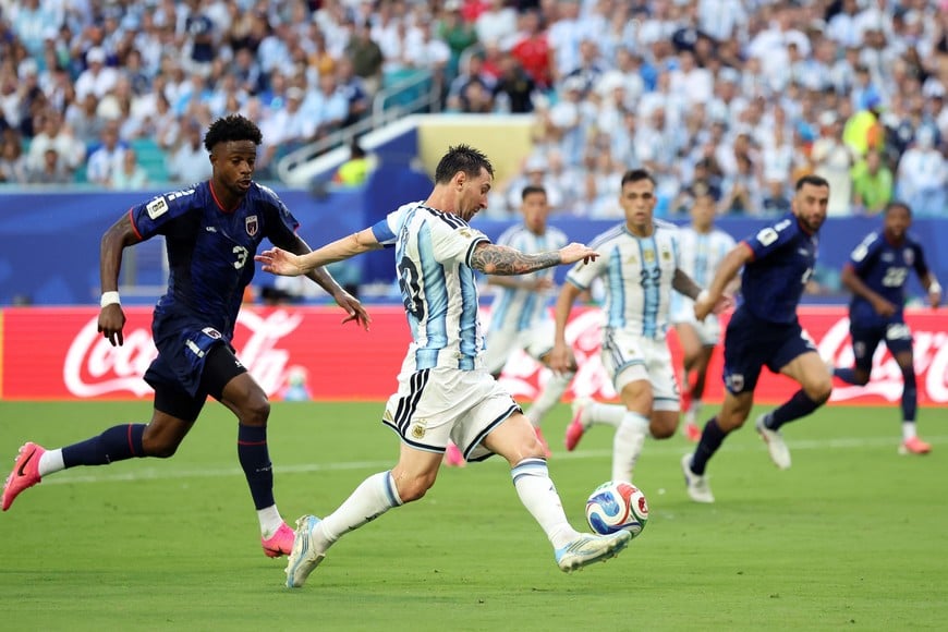 (260703) -- MIAMI, 3 julio, 2026 (Xinhua) -- El jugador Lionel Messi (c-frente), de Argentina, se prepara para disparar el balón durante el partido de dieciseisavos de final de la Copa Mundial de la FIFA 2026 ante Cabo Verde, celebrado en el Estadio Miami, en Miami, Estados Unidos, el 3 de julio de 2026. (Xinhua/Zhang Chen) (rtg) (vf)