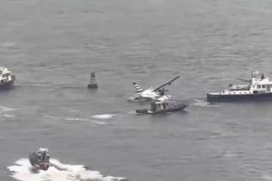 Una avioneta cayó al East River tras un aterrizaje de emergencia.