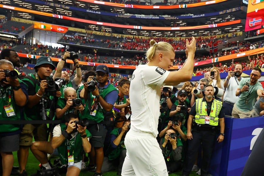 Soccer Football - FIFA World Cup 2026 - Round of 32 - Ivory Coast v Norway - Dallas Stadium, Arlington, Texas, U.S. - June 30, 2026
Norway's Erling Haaland applauds fans after the match REUTERS/Hannah Mckay