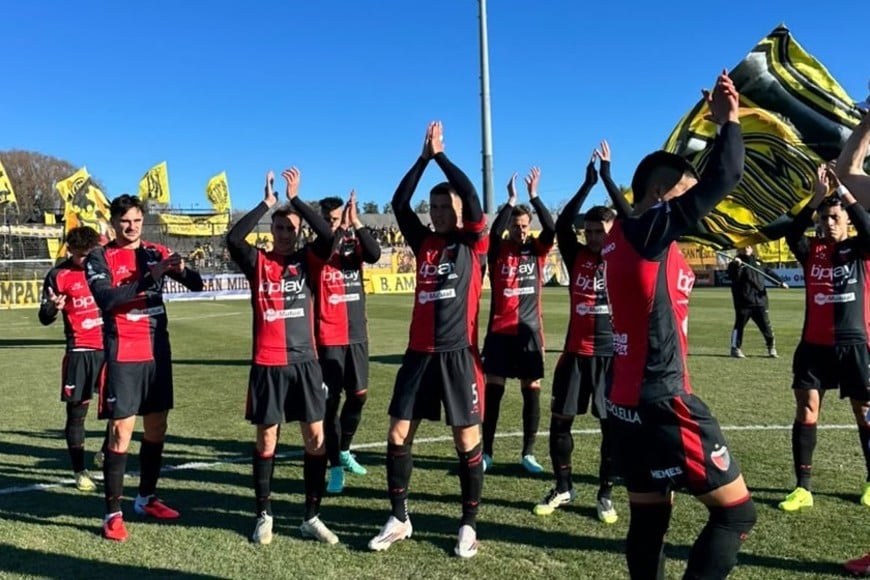 Los 11 de Medrán que iniciaron el partido en Madryn. Foto: Daniel Feldman