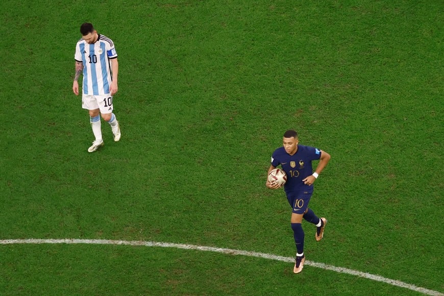Soccer Football - FIFA World Cup Qatar 2022 - Final - Argentina v France - Lusail Stadium, Lusail, Qatar - December 18, 2022
France's Kylian Mbappe celebrates scoring their first goal as Argentina's Lionel Messi looks dejected REUTERS/Peter Cziborra