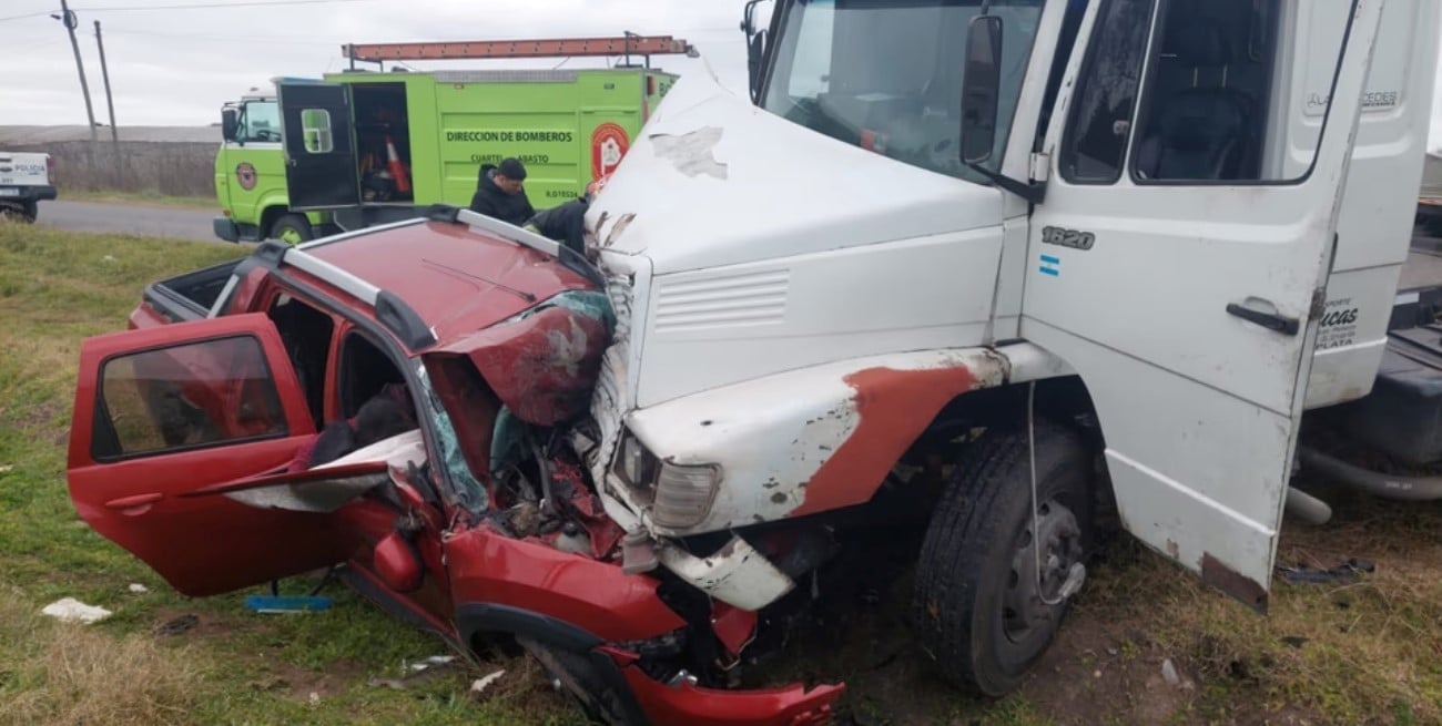 Choque frontal en La Plata: una mujer murió tras un accidente entre una camioneta y un camión