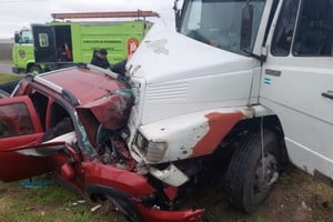 Violento choque frontal entre una camioneta y un camión