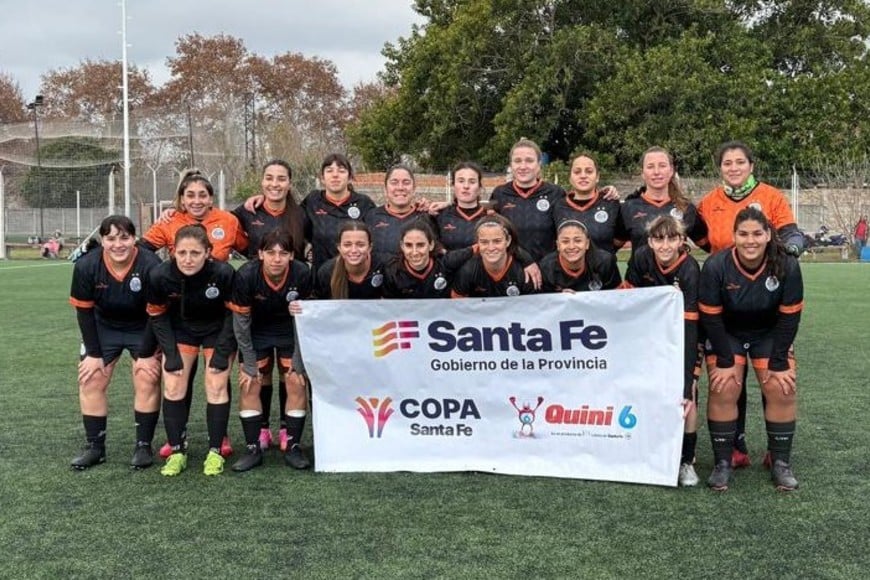 El plantel de ADIUR que sacó pasaje a semis de la Copa Santa Fe. Foto: Bianca Ossola.