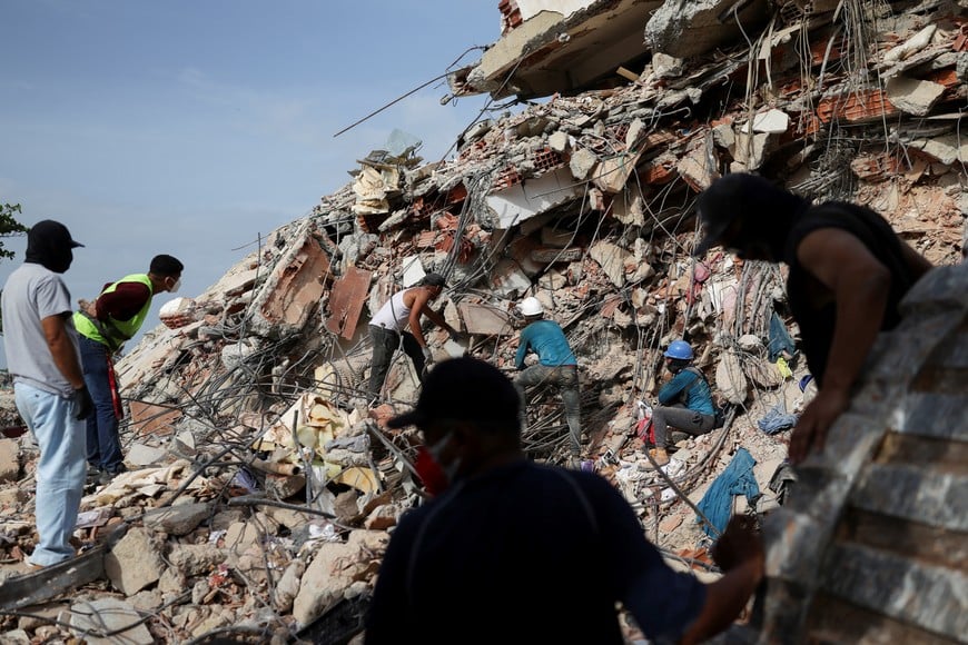 Rescuers search through debris in the aftermath of the June 24 earthquakes, in La Guaira, Venezuela, July 4, 2026. REUTERS/Pablo Sanhueza