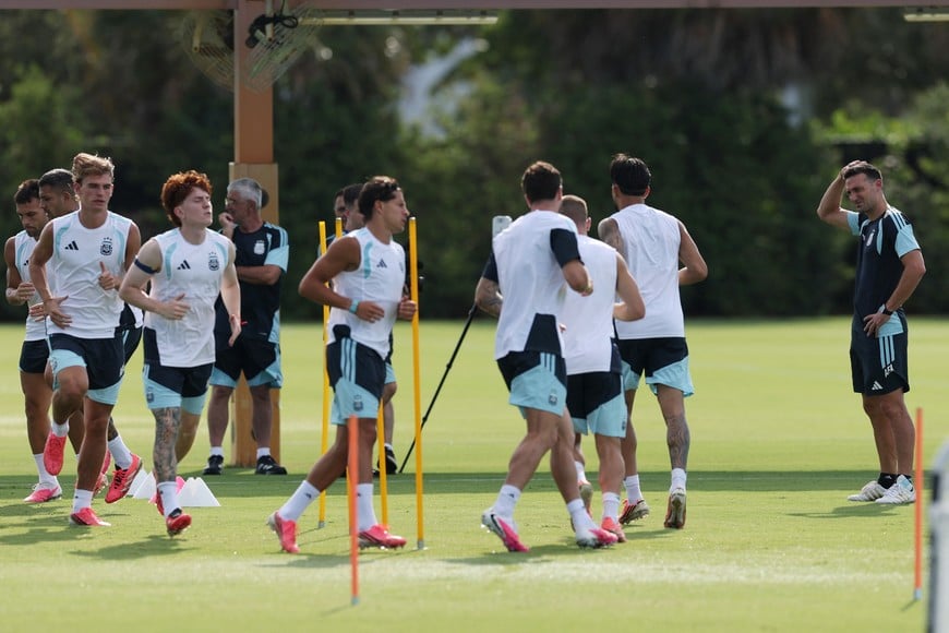 Soccer Football - FIFA World Cup 2026 - Argentina Training - Inter Miami CF Training Facility, Fort Lauderdale, Florida, U.S. - July 2, 2026
Argentina coach Lionel Scaloni with players during training REUTERS/Paul Childs