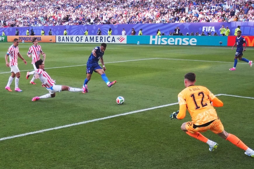 Soccer Football - FIFA World Cup 2026 - Round of 16 - Paraguay v France - Philadelphia Stadium, Philadelphia, Pennsylvania, U.S. - July 4, 2026
France's Kylian Mbappe in action as he shoots at goal before the match Paraguay's Orlando Gill makes a save REUTERS/Omar Aziz