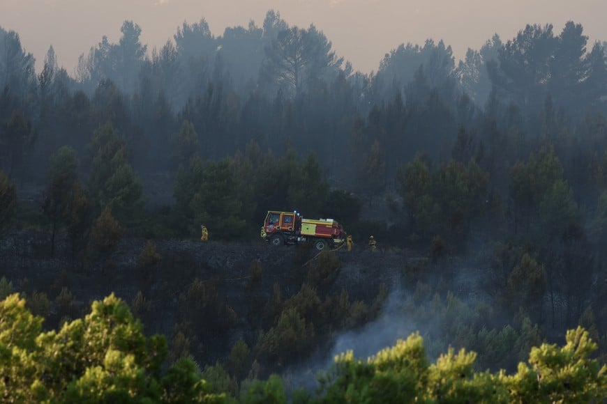 French firefighters work to extinguish a wildfire in Pouzols-Minervois near Narbonne, France, July 2, 2026. REUTERS/Alexandre Dimou