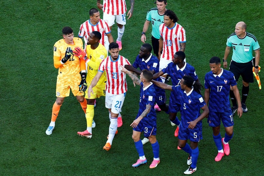 Soccer Football - FIFA World Cup 2026 - Round of 16 - Paraguay v France - Philadelphia Stadium, Philadelphia, Pennsylvania, U.S. - July 4, 2026
France's Lucas Digne clashes with Paraguay's Orlando Gill during the second half hydration break REUTERS/Jeenah Moon