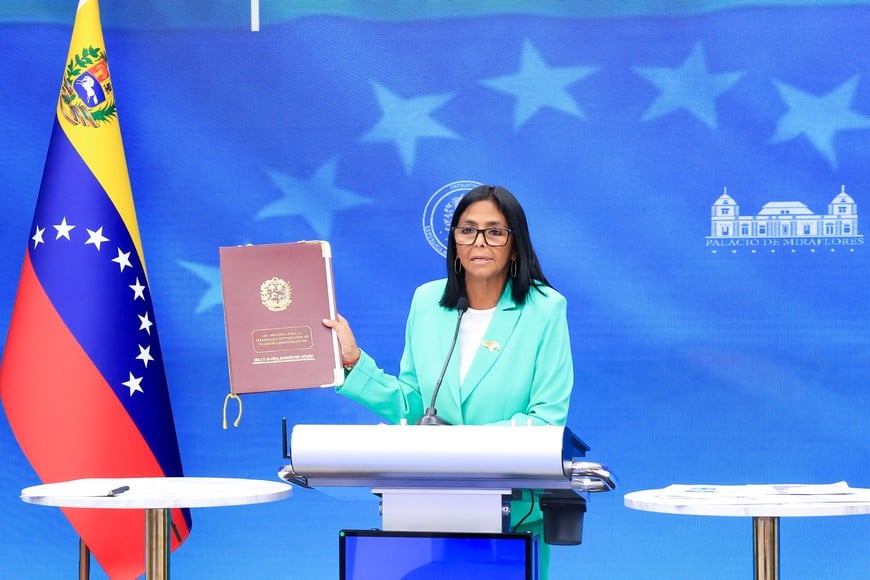 (260409) -- CARACAS, 9 abril, 2026 (Xinhua) -- Imagen proveída por la Presidencia de Venezuela del 8 de abril de 2026 de la presidenta encargada venezolana, Delcy Rodríguez, hablando durante un mensaje televisado, en Caracas, Venezuela. Rodríguez anunció la noche del miércoles que su Gobierno ha decidido instalar una comisión nacional para el diálogo laboral con miras a generar un nuevo modelo salarial en el país, tras varios años de dificultades respecto al ingreso de los trabajadores venezolanos. (Xinhua/Presidencia de Venezuela) (ms) (jg) (ah) (ce)