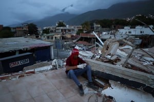 Un rescatista se sienta sobre los escombros en medio de las operaciones de rescate después del terremoto del 24 de junio en La Guaira, Venezuela, este sábado. Crédito: REUTERS/Pablo Sanhueza