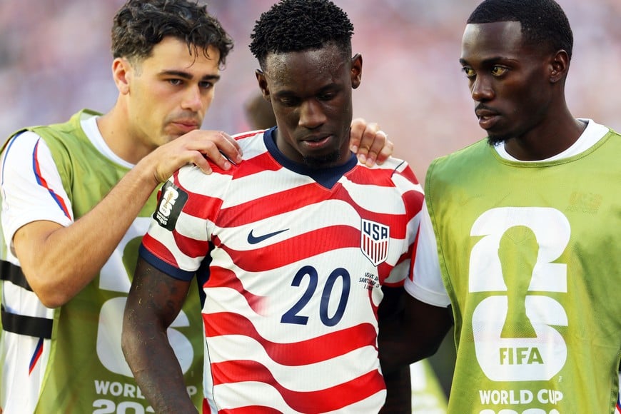 Soccer Football - FIFA World Cup 2026 - Round of 32 - United States v Bosnia and Herzegovina - San Francisco Bay Area Stadium, Santa Clara, California, U.S. - July 1, 2026
Folarin Balogun of the U.S. is consoled by Giovanni Reyna and Timothy Weah after receiving a red card REUTERS/Carlos Barria