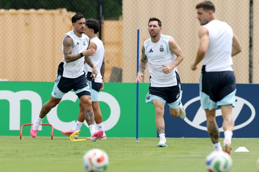 Soccer Football - FIFA World Cup 2026 - Argentina Training - Kennesaw State University, Kennesaw, Georgia, U.S. - July 6, 2026
Argentina's Lionel Messi and Leandro Paredes during training REUTERS/Amanda Perobelli