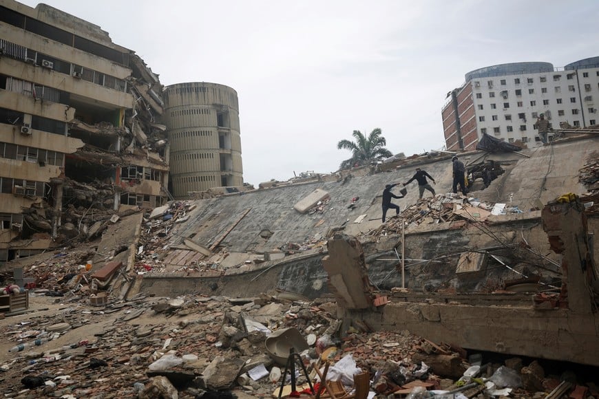 Rescuers work at the site of a collapsed building in the aftermath of the June 24 earthquakes, in La Guaira, Venezuela, July 5, 2026. REUTERS/Pablo Sanhueza