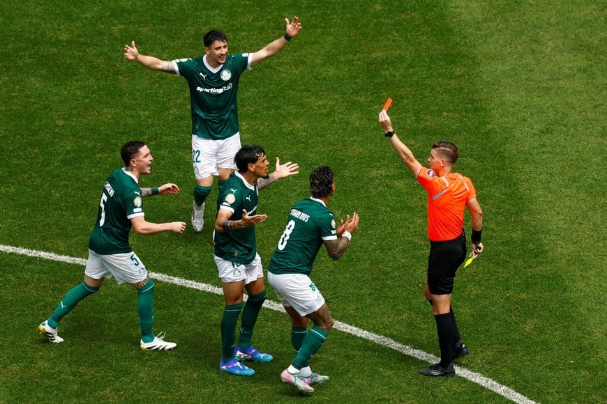 Soccer Football - FIFA Club World Cup - Round of 16 - Palmeiras v Botafogo - Lincoln Financial Field, Philadelphia, Pennsylvania, U.S. - June 28, 2025
Palmeiras' Gustavo Gomez is shown a red card by referee Francois Letexier REUTERS/Susana Vera