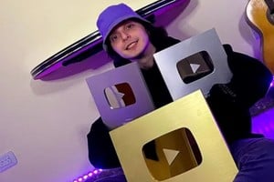 Murió el youtuber Chatterbox y su papá en un brutal choque en la ruta 5.