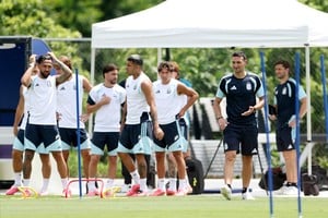 Soccer Football - FIFA World Cup 2026 - Argentina Training - Kennesaw State University, Kennesaw, Georgia, U.S. - July 6, 2026
Argentina coach Lionel Scaloni with his players during training REUTERS/Amanda Perobelli