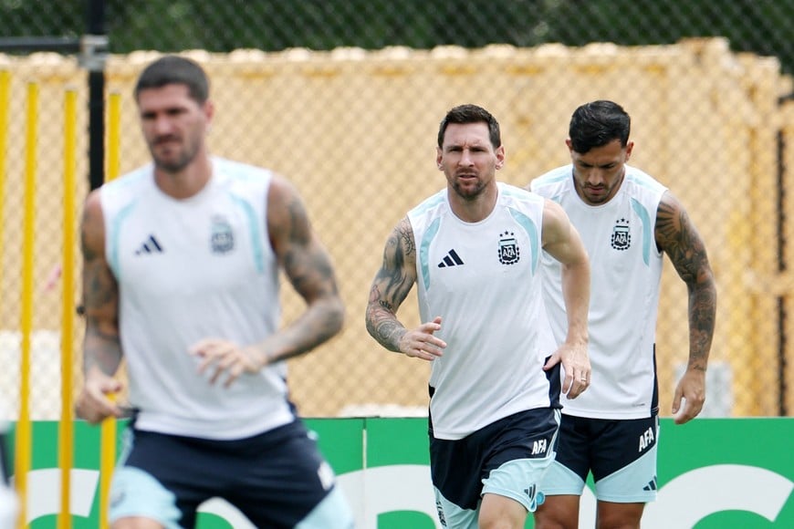 Soccer Football - FIFA World Cup 2026 - Argentina Training - Kennesaw State University, Kennesaw, Georgia, U.S. - July 6, 2026
Argentina's Lionel Messi and Leandro Paredes during training REUTERS/Amanda Perobelli