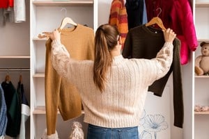 Los especialistas advierten que usar muchas capas de ropa puede ser un método que resulta incómodo y no retiene el calor de manera eficiente.