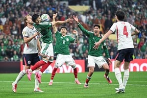 (260705) -- CIUDAD DE MEXICO, 5 julio, 2026 (Xinhua) -- El jugador Johan Vásquez (2-i), de México, disputa el balón con Harry Kane (i), de Inglaterra, durante el partido de octavos de final de la Copa Mundial de la FIFA 2026, celebrado en el Estadio Ciudad de México, en la Ciudad de México, capital de México, el 5 de julio de 2026. (Xinhua/Wu Wei) (rtg) (vf)