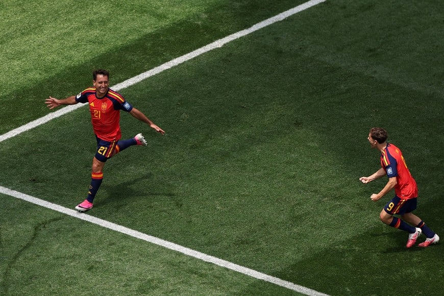 (260702) -- LOS ANGELES, 2 julio, 2026 (Xinhua) -- El jugador Mikel Oyarzabal (i), de España, festeja su anotación durante el partido de dieciseisavos de final de la Copa Mundial de la FIFA 2026 ante Austria, celebrado en el Estadio Los Angeles, en Los Angeles, Estados Unidos, el 2 de julio de 2026. (Xinhua/Li Ying) (ra) (ce)