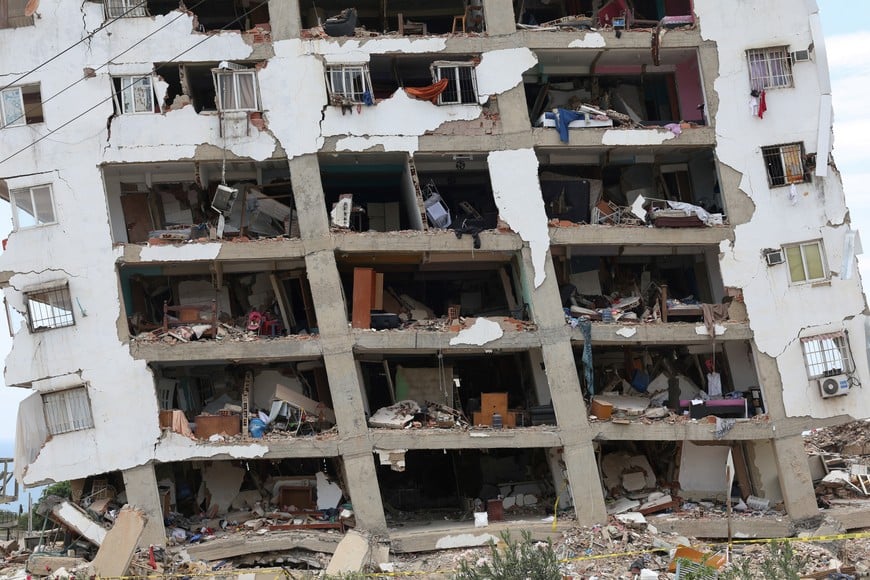 A damaged building stands with its interior visible in the aftermath of the June 24 earthquakes, in La Guaira, Venezuela, July 6, 2026. REUTERS/Ricardo Arduengo