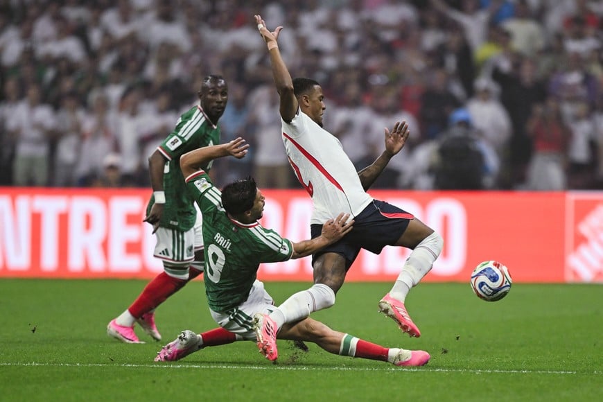 (260705) -- CIUDAD DE MEXICO, 5 julio, 2026 (Xinhua) -- El jugador Raúl Jiménez (c), de México, disputa el balón con Ezri Konsa (d), de Inglaterra, durante el partido de octavos de final de la Copa Mundial de la FIFA 2026, celebrado en el Estadio Ciudad de México, en la Ciudad de México, capital de México, el 5 de julio de 2026. (Xinhua/Wu Wei) (rtg) (vf)