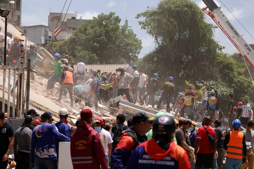 People search for casualties amid the rubble of a collapsed building, in the aftermath of earthquakes in Caracas, Venezuela, June 25, 2026. REUTERS/Leonardo Fernandez Viloria