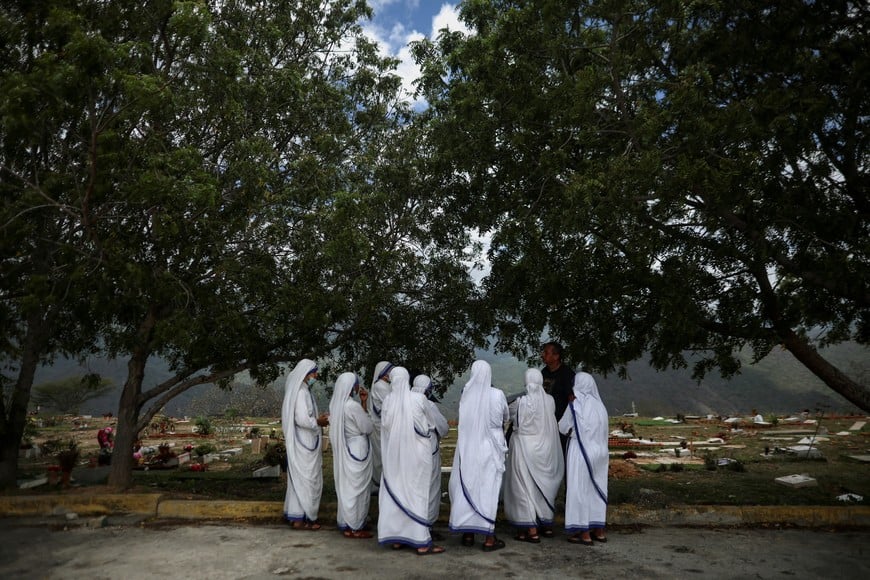 Nuns gather after accompanying a burial for earthquake victims in the aftermath of the June 24 earthquakes at La Esperanza Cemetery in La Guaira, Venezuela, July 6, 2026. REUTERS/Adriano Machado TPX IMAGES OF THE DAY
