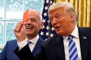 El presidente de Estados Unidos, Donald Trump, muestra una tarjeta roja durante una reunión con el presidente de la FIFA, Gianni Infantino, en el Despacho Oval de la Casa Blanca en 2018. REUTERS/Leah Millis/Foto de archivo