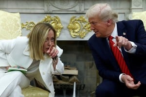 Trump publicó un meme donde se ve a la líder italiana y el texto: “Se necesita una orden de alejamiento”.