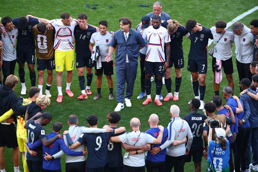 Soccer Football - FIFA World Cup 2026 - Round of 16 - United States v Belgium - Seattle Stadium, Seattle, Washington, U.S. - July 6, 2026
U.S. coach Mauricio Pochettino speaks to the team after the match as the U.S. are eliminated from the World Cup REUTERS/Agustin Marcarian