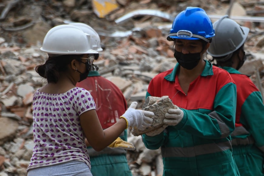 (260704) -- CARACAS, 4 julio, 2026 (Xinhua) -- Imagen del 3 de julio de 2026 de voluntarias retirando escombros de un edificio colapsado luego de que se registraran dos terremotos, en Caracas, Venezuela. A la fecha, el fuerte doblete sísmico ha generado 2.645 fallecidos, 12.666 heridos, 15.050 personas sin vivienda y 885 edificios afectados, 189 de ellos totalmente colapsados. (Xinhua/Marcos Salgado) (ms) (jg) (ra) (da)
