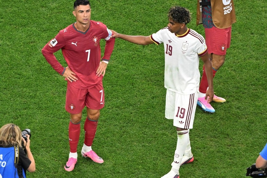 (260706) -- DALLAS, 6 julio, 2026 (Xinhua) -- El jugador Cristiano Ronaldo (i), de Portugal, y Lamine Yamal (d), de España, saludan al término del partido de octavos de final de la Copa Mundial de la FIFA 2026, celebrado en el Estadio Dallas, en Dallas, Estados Unidos, el 6 de julio de 2026. (Xinhua/Cheng Min) (ah) (ce)