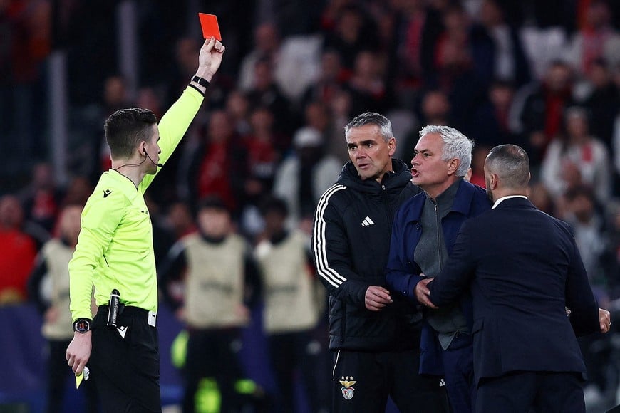Soccer Football - UEFA Champions League - Play Off - First Leg - Benfica v Real Madrid - Estadio da Luz, Lisbon, Portugal - February 17, 2026
Benfica coach Jose Mourinho is shown a red card by referee Francois Letexier REUTERS/Rodrigo Antunes TPX IMAGES OF THE DAY