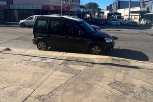Detenido sobre la senda peatonal y la rampa de acceso para personas con discapacidad,